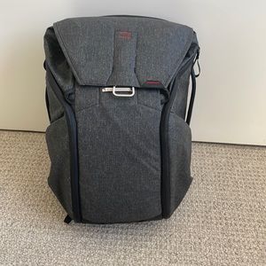 Peak Designs 20 Liter Everyday Backpack in Granite